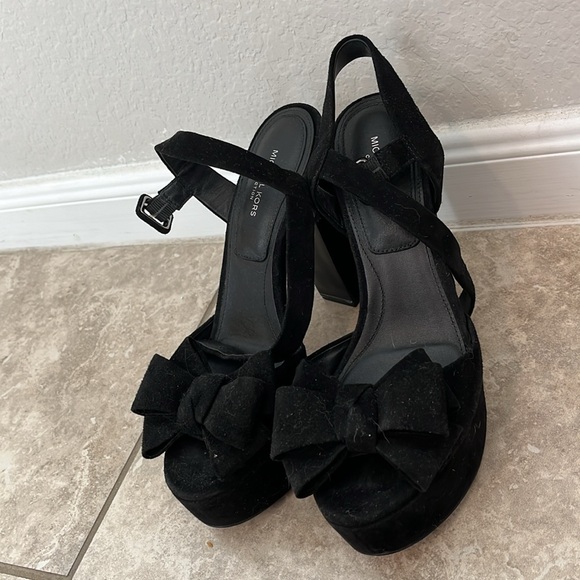 Black suede Michael Kors bow heels - Picture 2 of 5